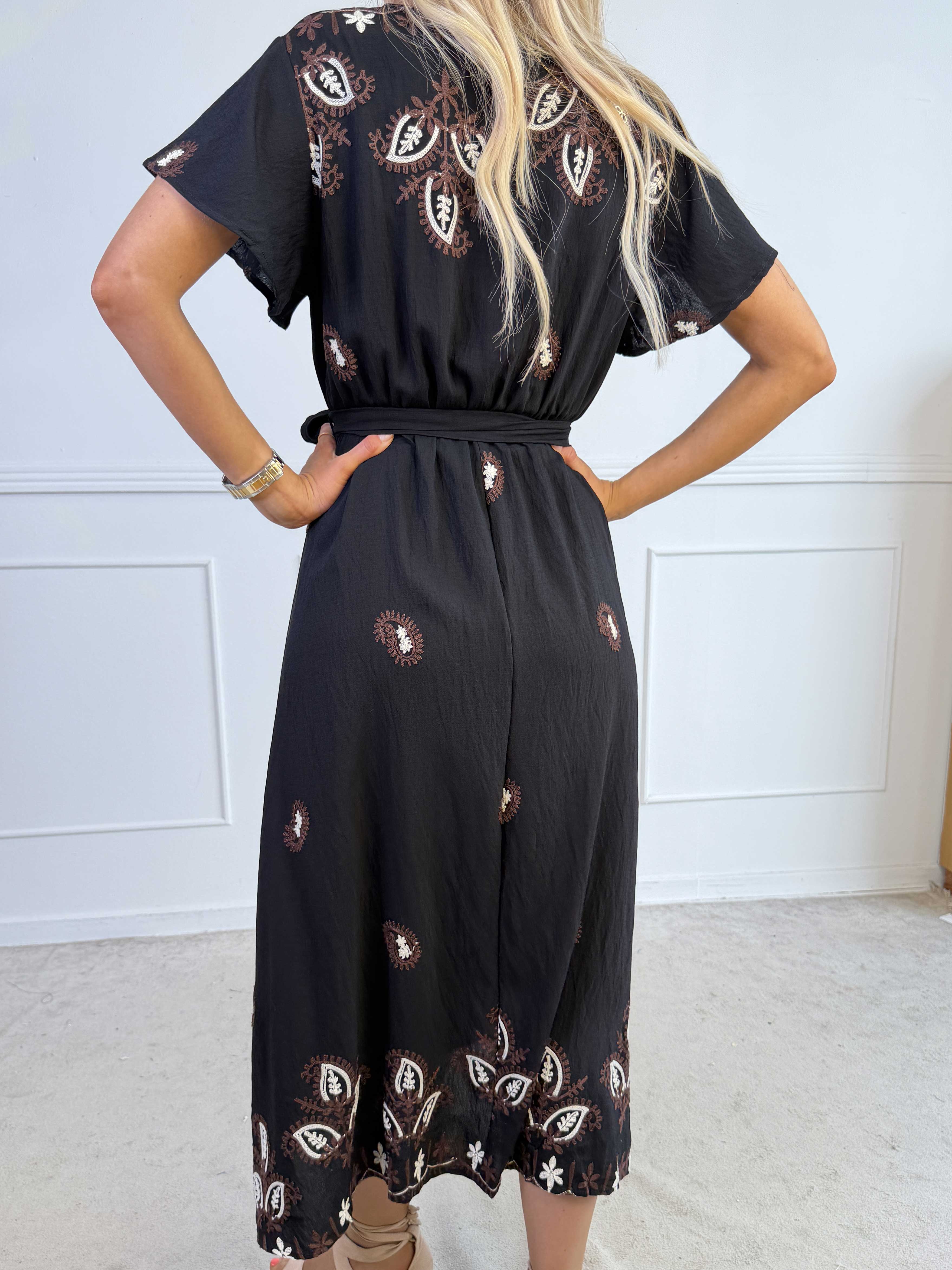 Nidia - Feminin kjole i viskoseblanding med broderet paisley mønster